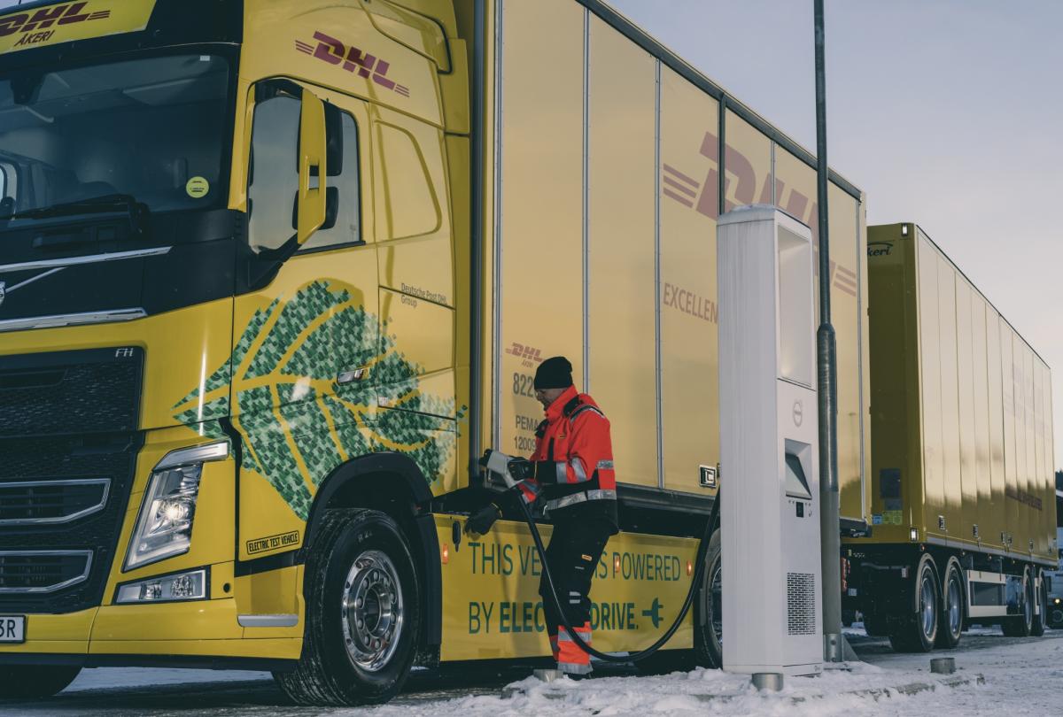 DHL Freight a Volvo Trucks se spojily pro přechod na bezfosilní dálkovou přepravu