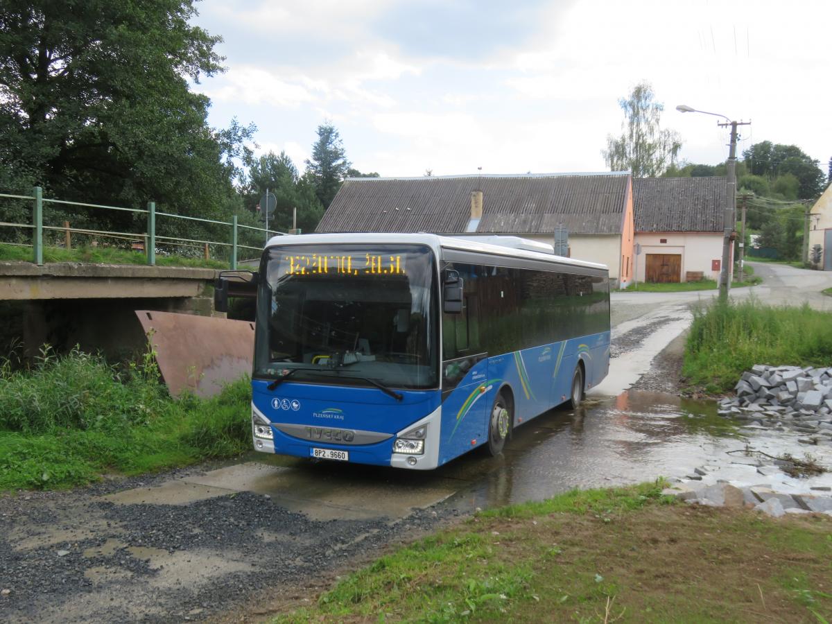 Perlička z provozu Arrivy: Autobusy v Manětíně jezdí potokem