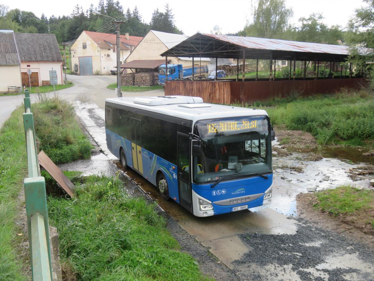 Perlička z provozu Arrivy: Autobusy v Manětíně jezdí potokem