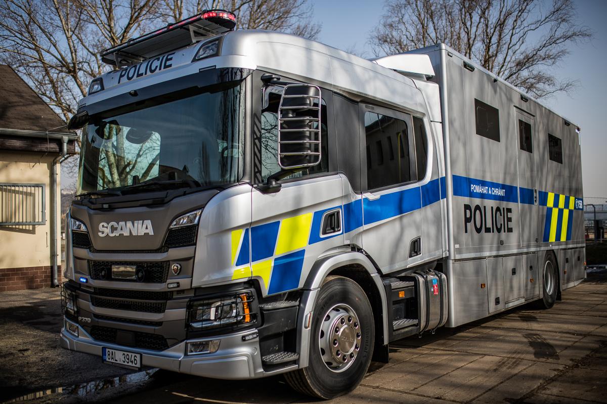 Policie ČR má nové vozidlo Scania pro přepravu koní