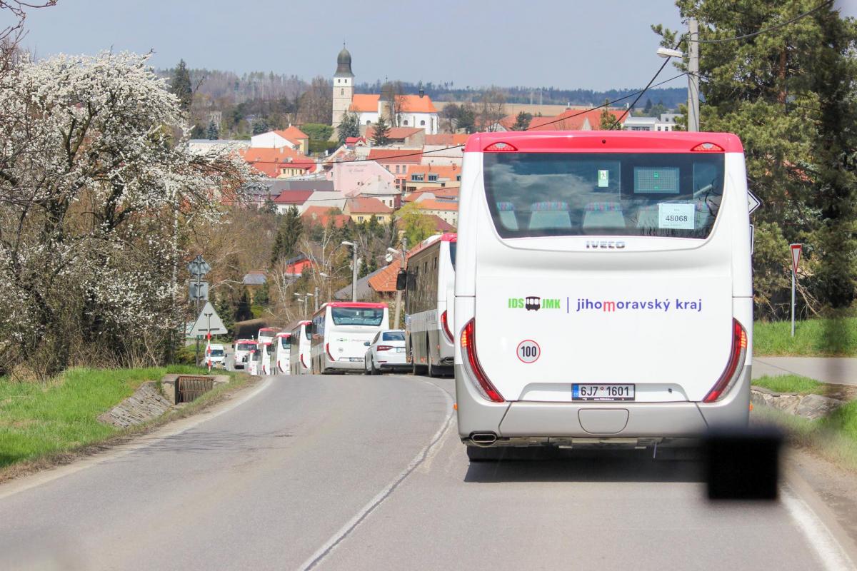 Na linku Brno - Jedovnice vyjel na Prvního máje nový dopravce i autobusy
