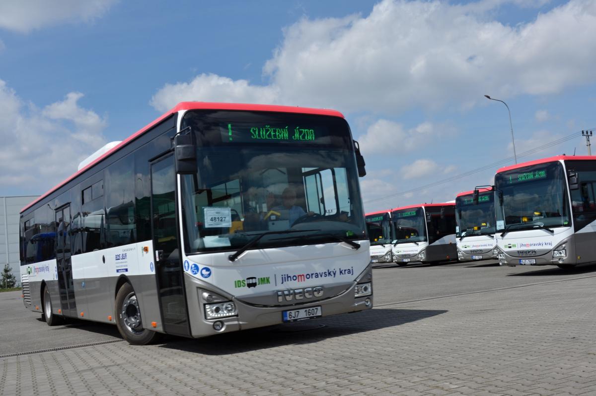 Na linku Brno - Jedovnice vyjel na Prvního máje nový dopravce i autobusy