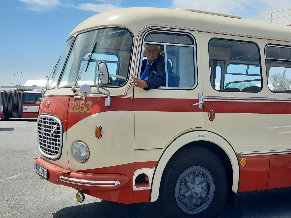 50 let za volantem autobusu v Brně