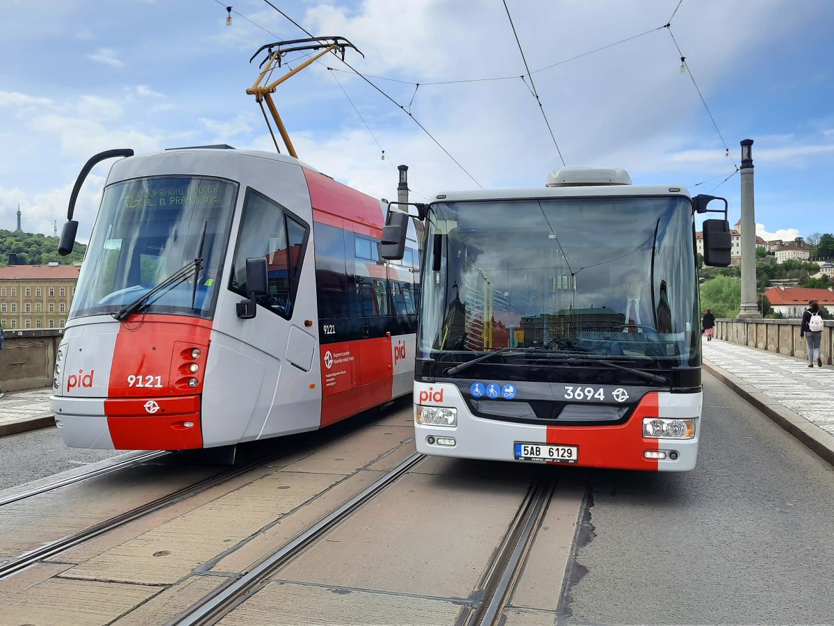 V Praze jezdí první tramvaj v novém kabátu Pražské integrované dopravy