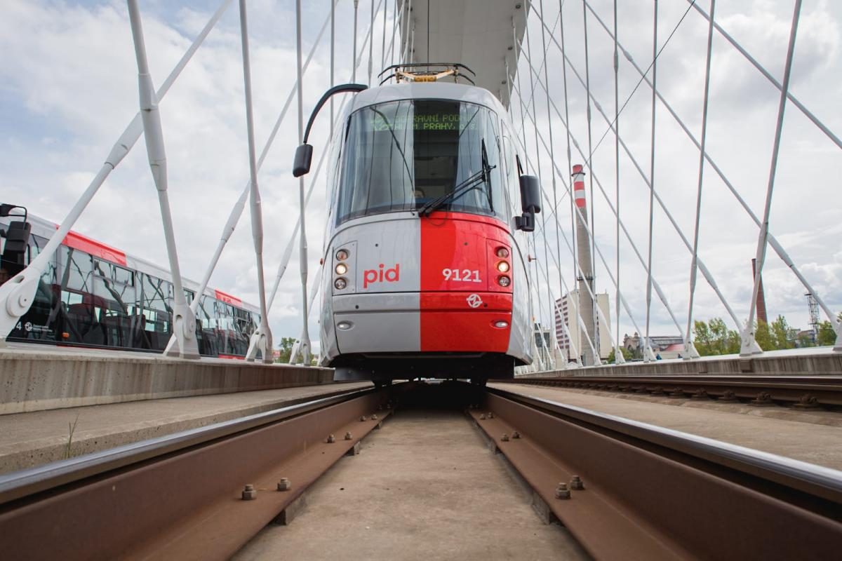 V Praze jezdí první tramvaj v novém kabátu Pražské integrované dopravy