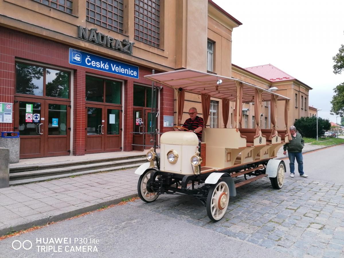 Je hotová třetí a zřejmě nejkrásnější replika trolejbusu z počátku 20. století 