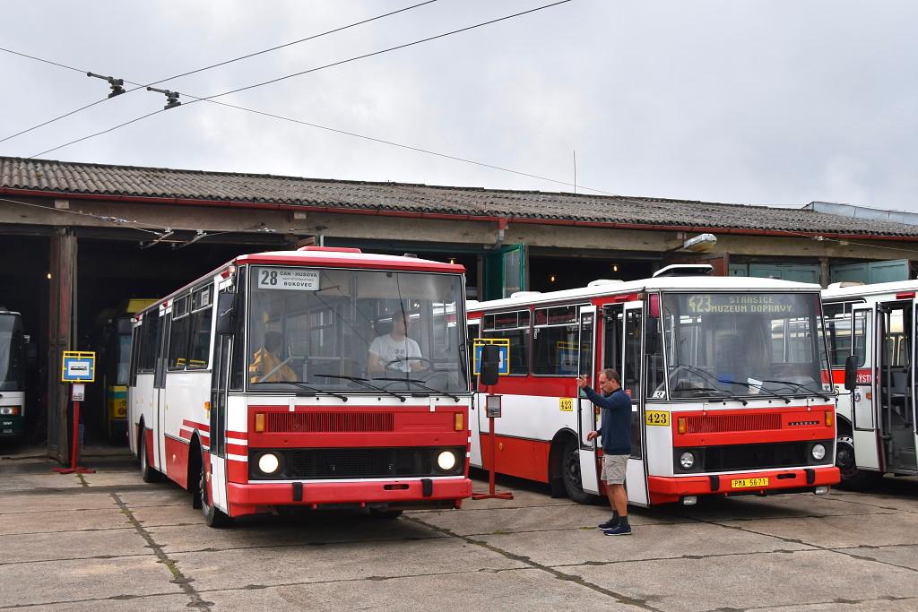 Bývalé plzeňské autobusy se sjely do Strašic