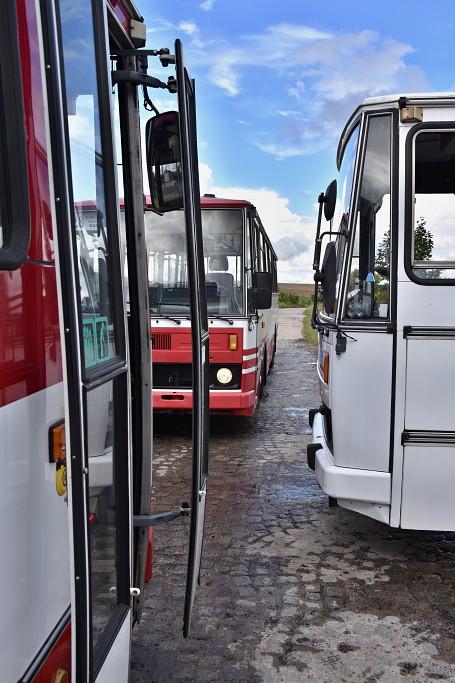 Bývalé plzeňské autobusy se sjely do Strašic