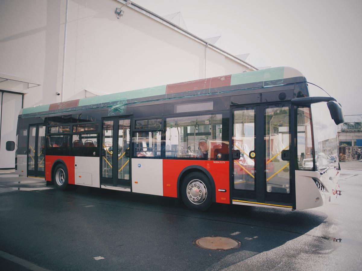 Elektrobus Škoda E’CITY pro Prahu zítra vyjede na první zkušební jízdy v Plzni