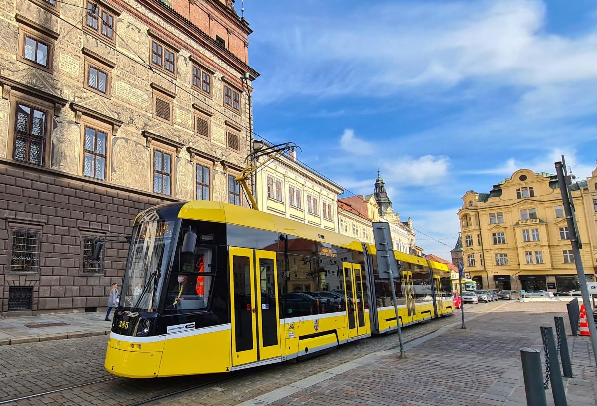 Nová plzeňská tramvaj vyrazila na první jízdu s cestujícími 