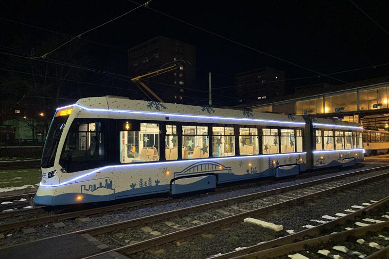 Vánoční tramvaje, autobusy a trolejbusy rozsvítily ulice