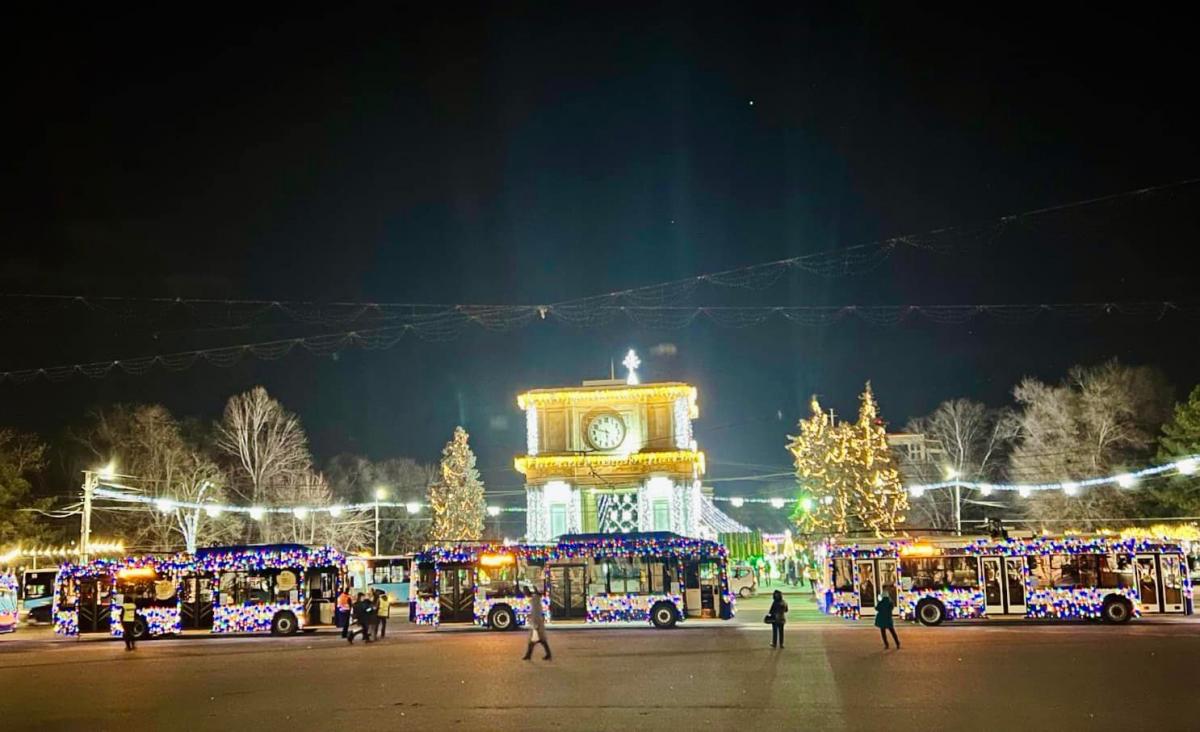Vánoční tramvaje, autobusy a trolejbusy rozsvítily ulice