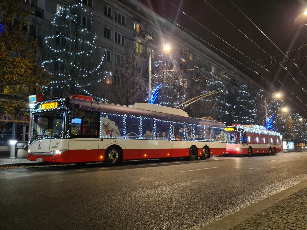 Vánoční tramvaje, autobusy a trolejbusy rozsvítily ulice 