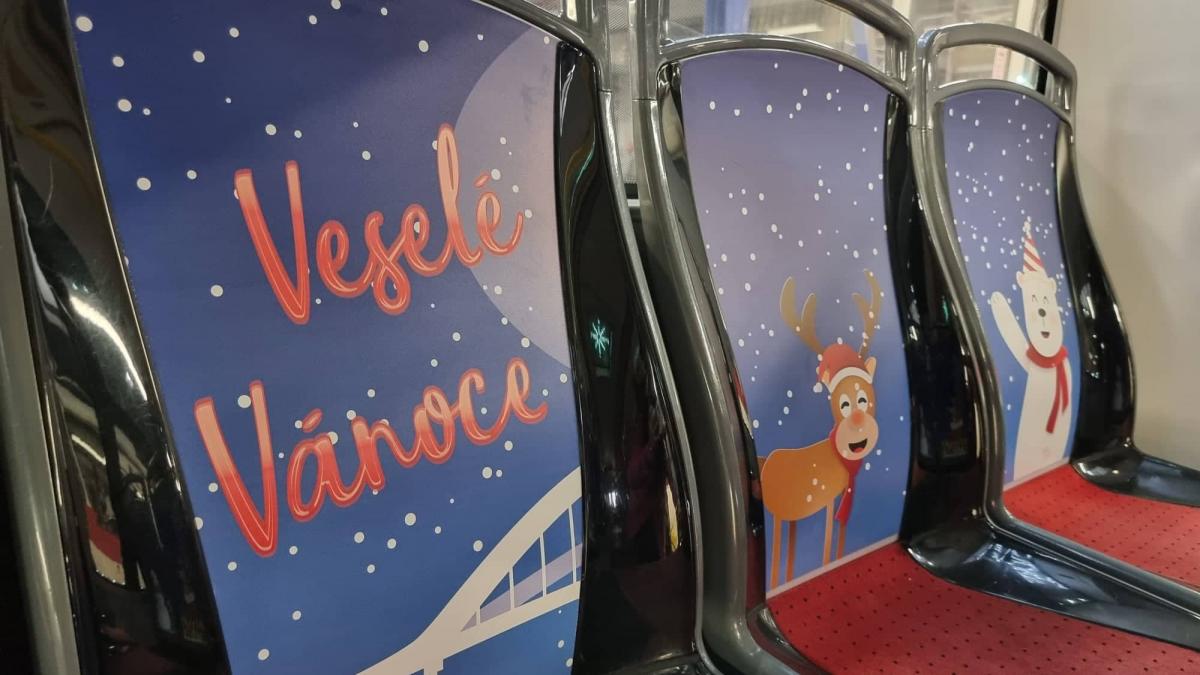 Vánoční tramvaje, autobusy a trolejbusy rozsvítily ulice