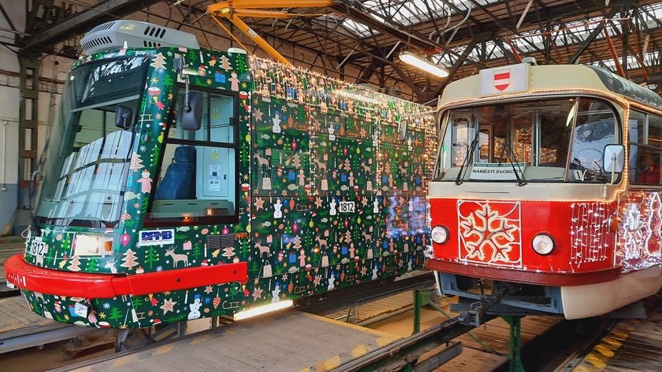 Vánoční tramvaje, autobusy a trolejbusy rozsvítily ulice