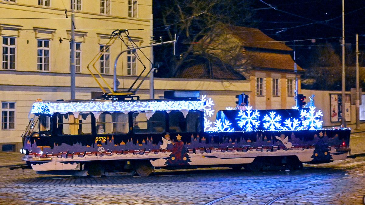 Vánoční tramvaje, autobusy a trolejbusy rozsvítily ulice 