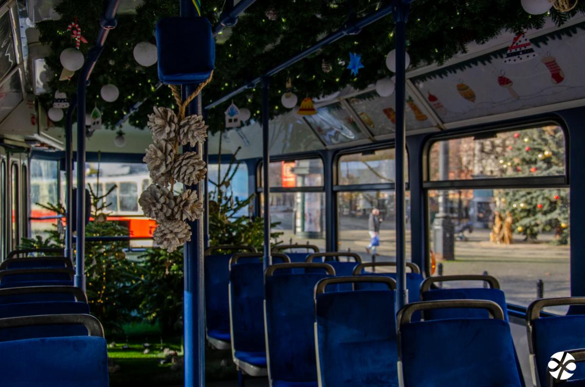 Vánoční tramvaje, autobusy a trolejbusy rozsvítily ulice