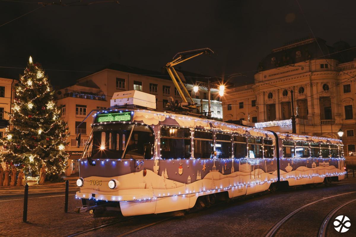 Vánoční tramvaje, autobusy a trolejbusy rozsvítily ulice