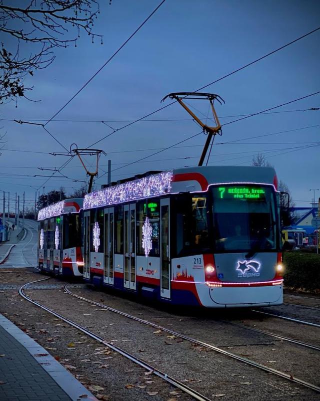 Vánoční tramvaje, autobusy a trolejbusy rozsvítily ulice