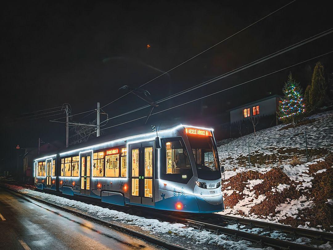 Vánoční tramvaje, autobusy a trolejbusy rozsvítily ulice 