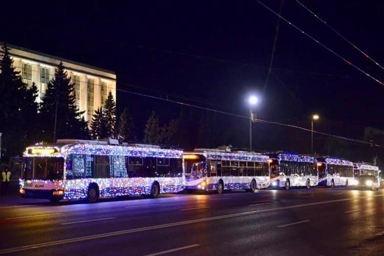 Vánoční tramvaje, autobusy a trolejbusy rozsvítily ulice 