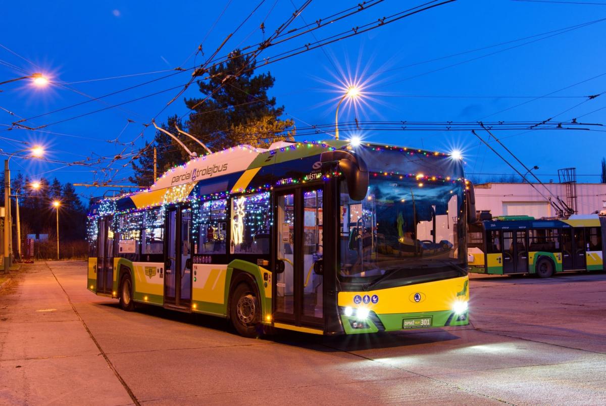 Vánoční tramvaje, autobusy a trolejbusy rozsvítily ulice 