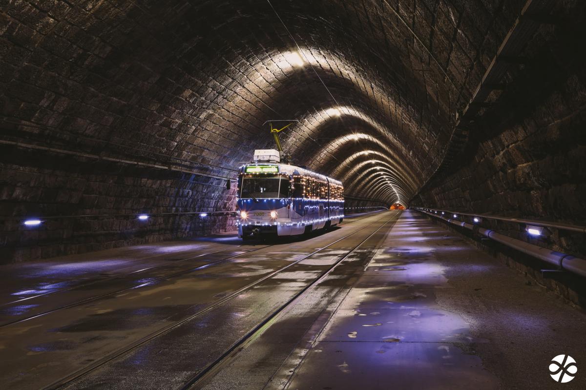 Vánoční tramvaje, autobusy a trolejbusy rozsvítily ulice 