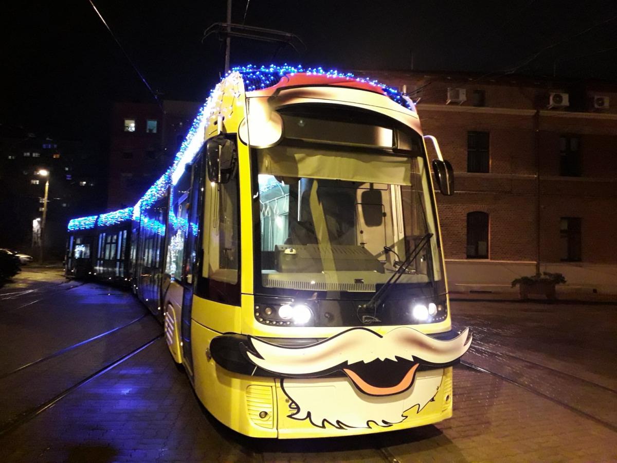 Vánoční tramvaje, autobusy a trolejbusy rozsvítily ulice