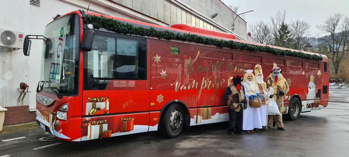 Vánoční tramvaje, autobusy a trolejbusy rozsvítily ulice