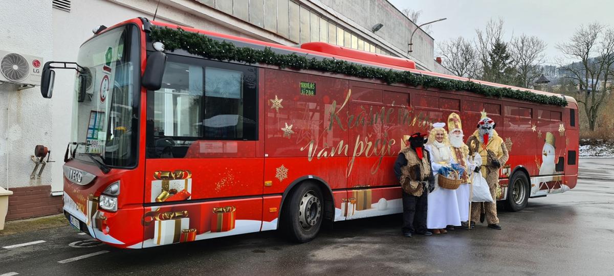 Vánoční tramvaje, autobusy a trolejbusy rozsvítily ulice 