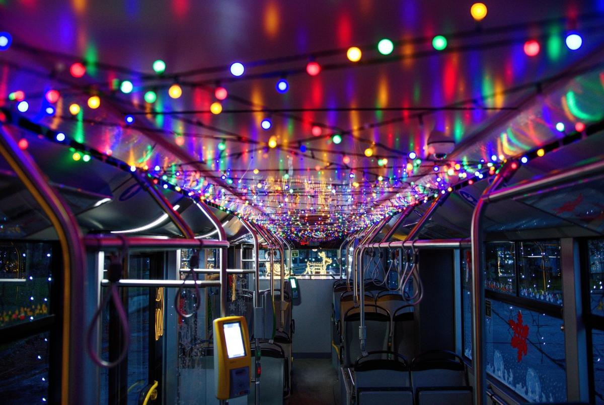 Vánoční tramvaje, autobusy a trolejbusy rozsvítily ulice