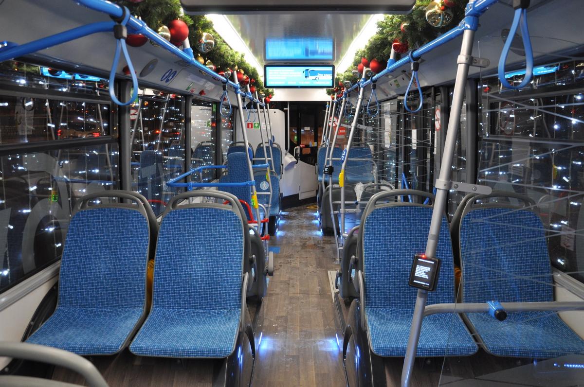 Vánoční tramvaje, autobusy a trolejbusy rozsvítily ulice