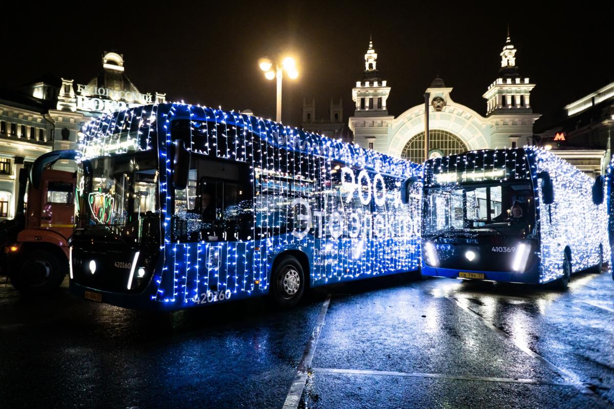 Vánoční tramvaje, autobusy a trolejbusy rozsvítily ulice 