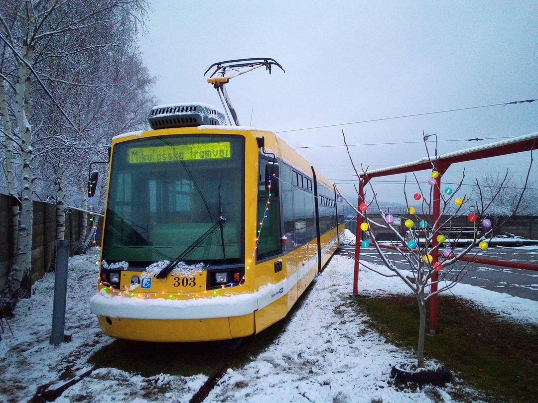 Vánoční tramvaje, autobusy a trolejbusy rozsvítily ulice 