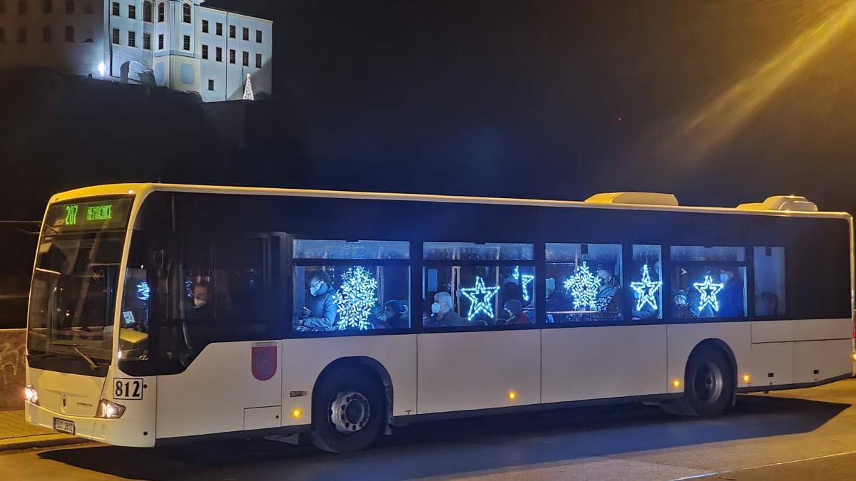 Vánoční tramvaje, autobusy a trolejbusy rozsvítily ulice