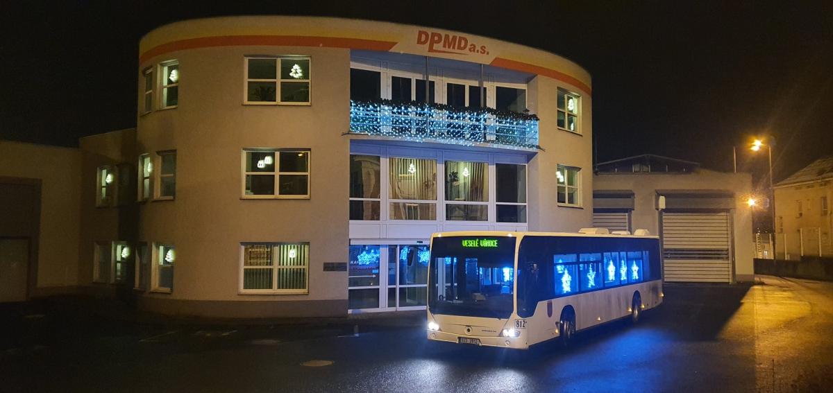 Vánoční tramvaje, autobusy a trolejbusy rozsvítily ulice