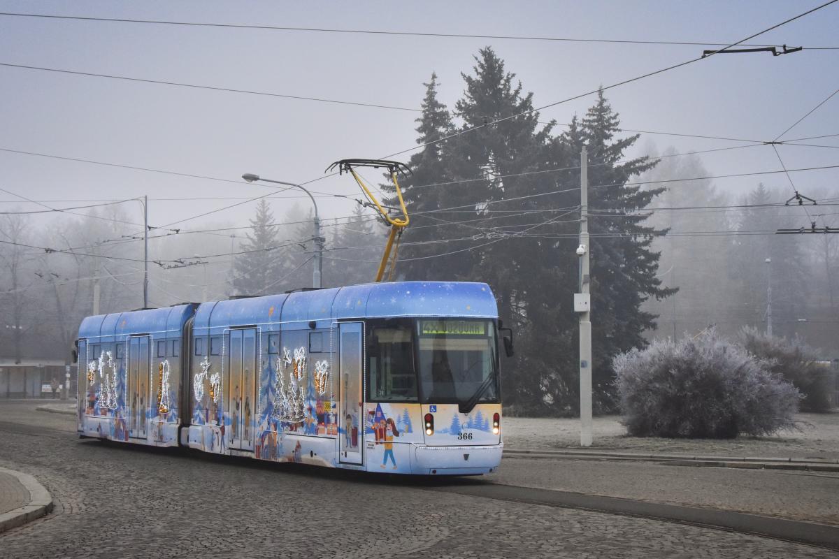 Vánoční tramvaje, autobusy a trolejbusy rozsvítily ulice 