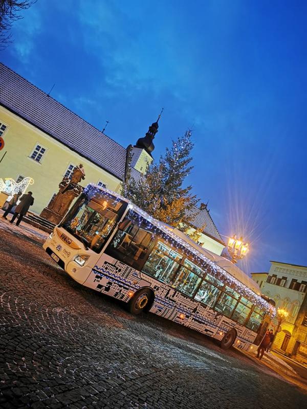 Vánoční tramvaje, autobusy a trolejbusy rozsvítily ulice