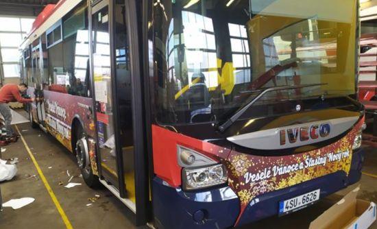 Vánoční tramvaje, autobusy a trolejbusy rozsvítily ulice