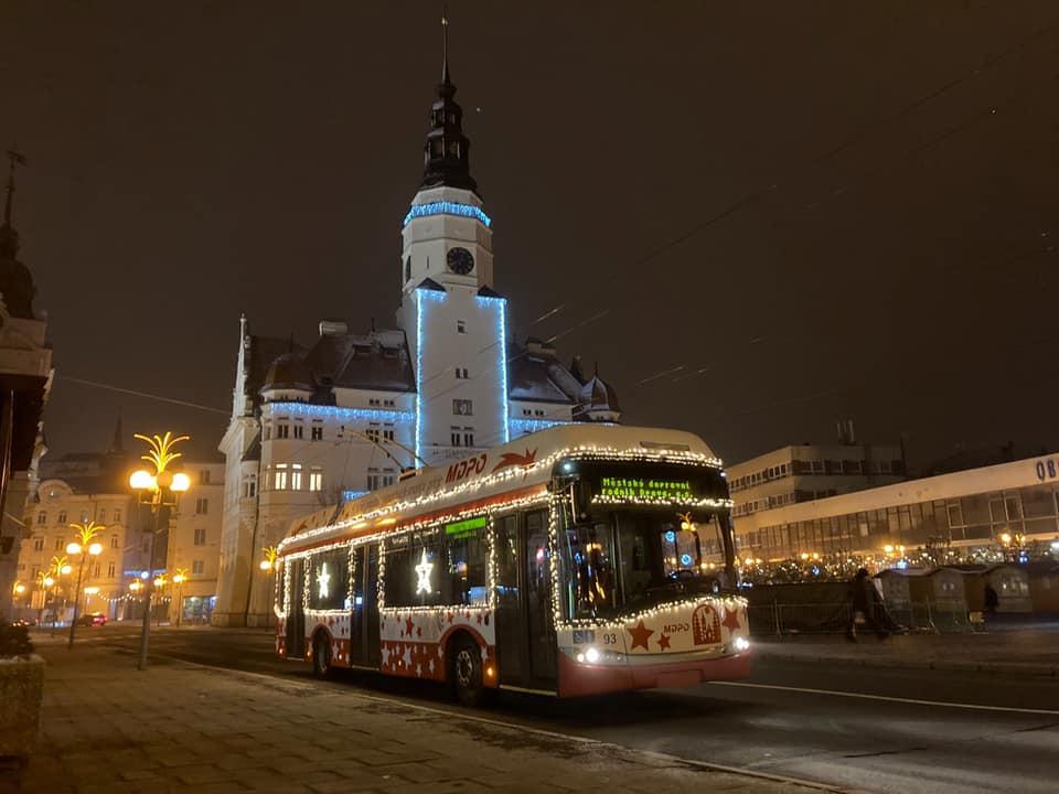 Vánoční tramvaje, autobusy a trolejbusy rozsvítily ulice