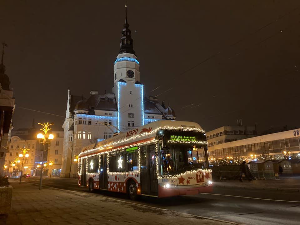 Vánoční tramvaje, autobusy a trolejbusy rozsvítily ulice 