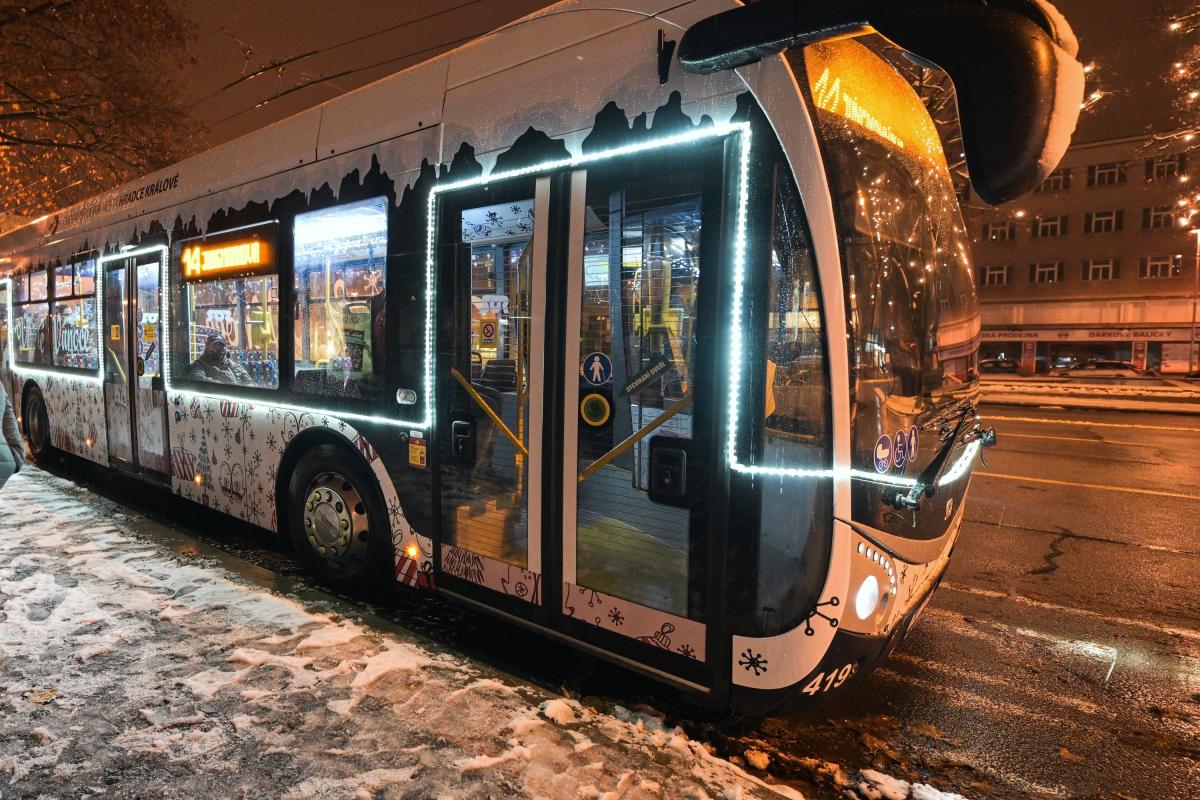 Vánoční tramvaje, autobusy a trolejbusy rozsvítily ulice 