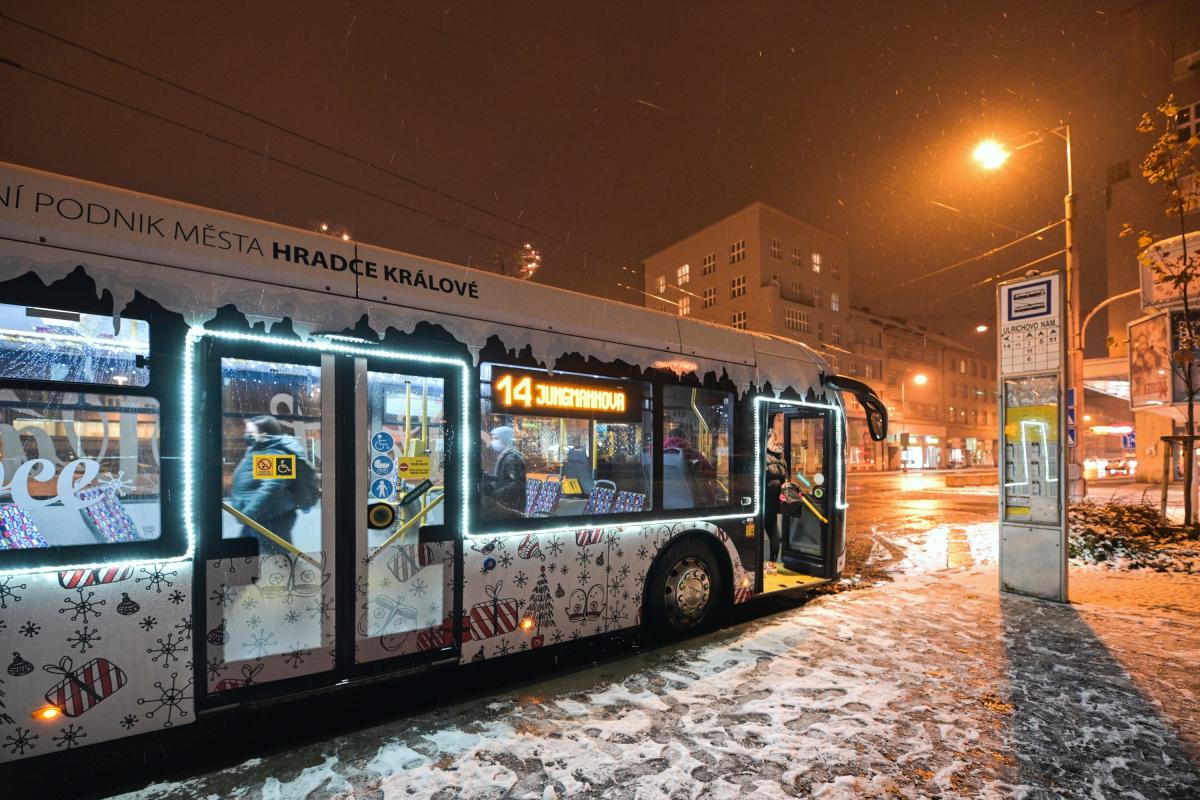 Vánoční tramvaje, autobusy a trolejbusy rozsvítily ulice 