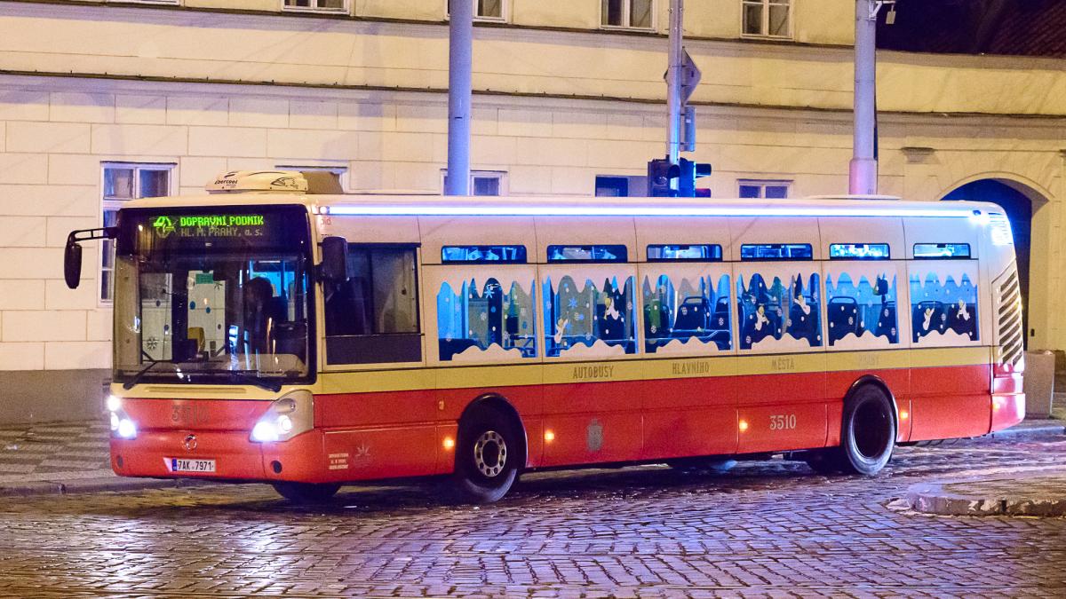 Vánoční tramvaje, autobusy a trolejbusy rozsvítily ulice 