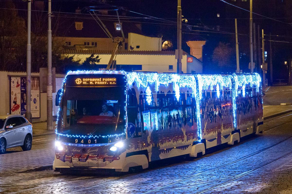 Vánoční tramvaje, autobusy a trolejbusy rozsvítily ulice 