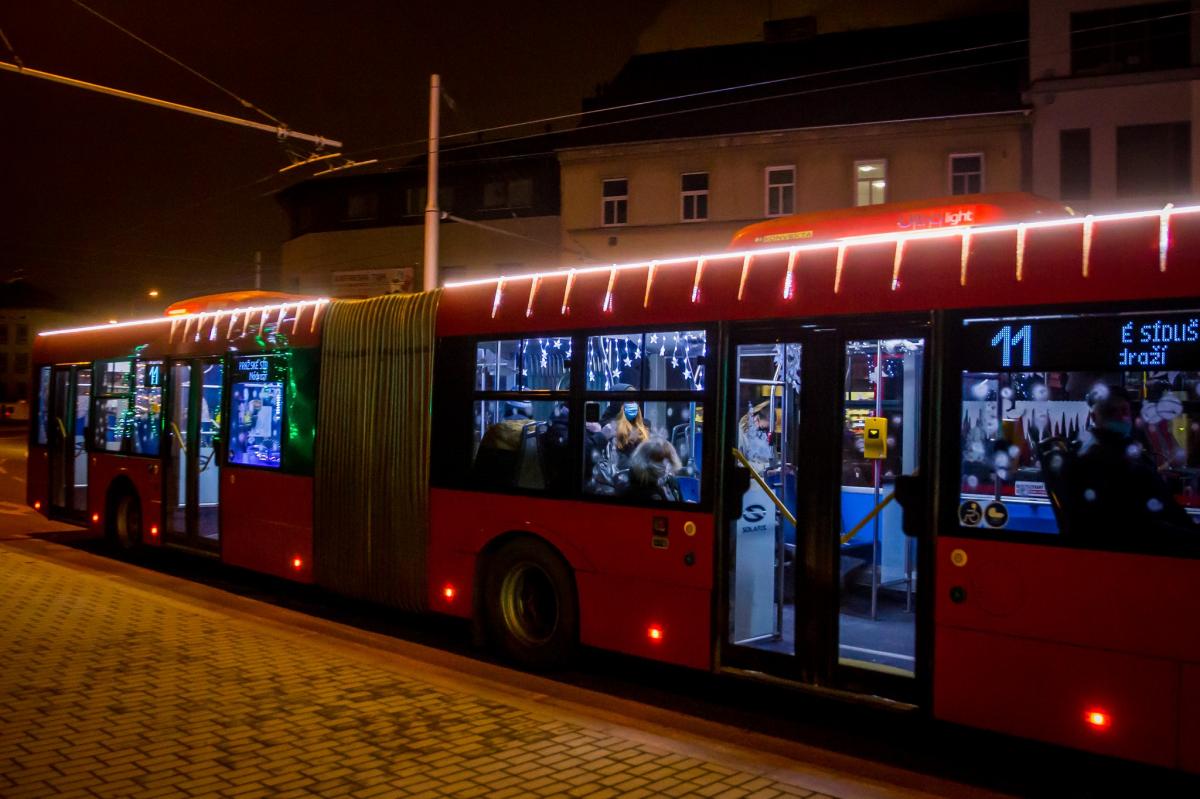 Vánoční tramvaje, autobusy a trolejbusy rozsvítily ulice