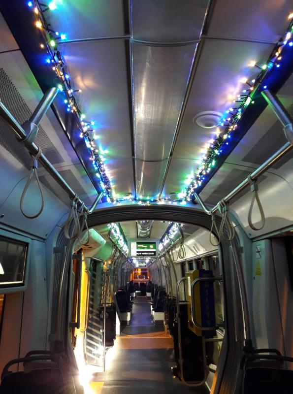 Vánoční tramvaje, autobusy a trolejbusy rozsvítily ulice