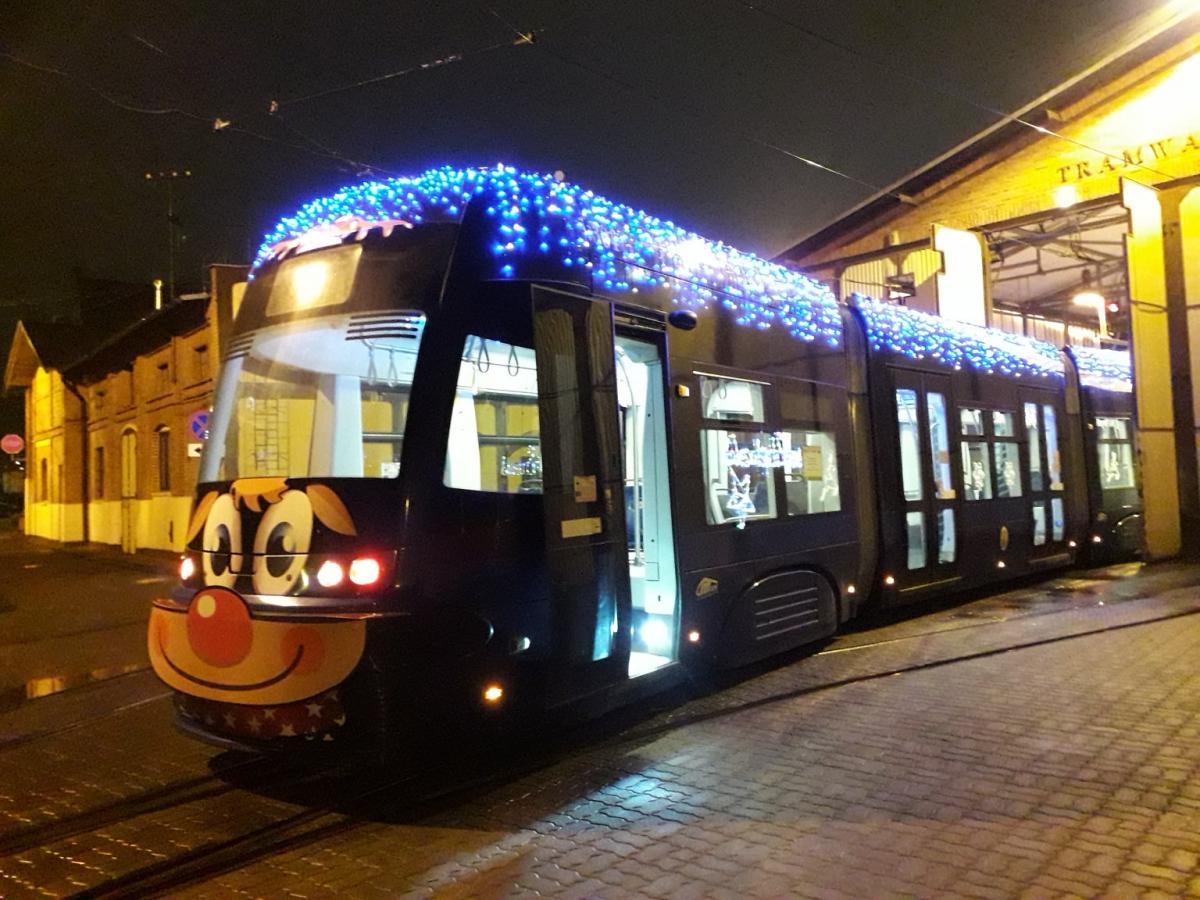 Vánoční tramvaje, autobusy a trolejbusy rozsvítily ulice 