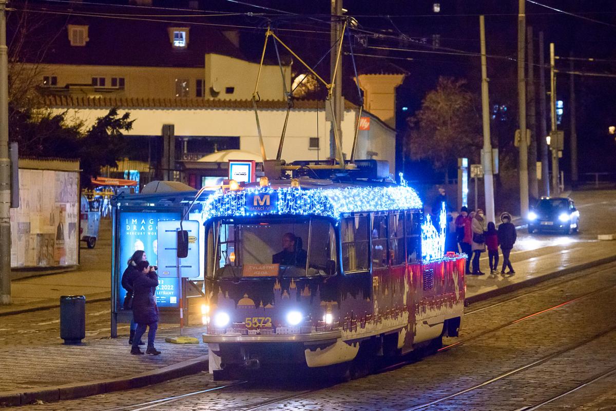 Vánoční tramvaje, autobusy a trolejbusy rozsvítily ulice
