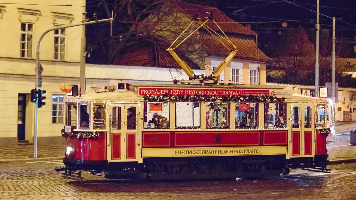 Vánoční tramvaje, autobusy a trolejbusy rozsvítily ulice